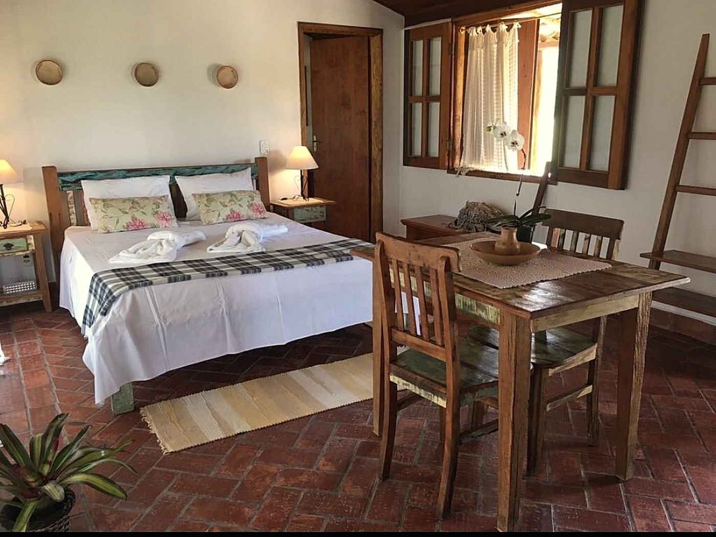 Cama queen e mesa de madeira de demolição