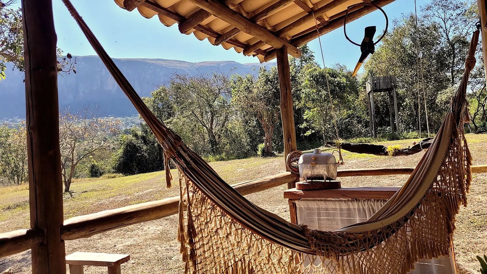 Rede no deck do chalé com o paredão da Serra da Canastra ao fundo