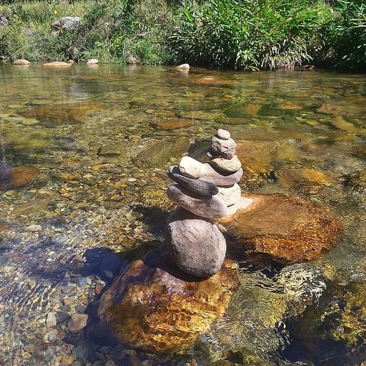 Pedras empilhadas na água cristalina do Rio São Francisco