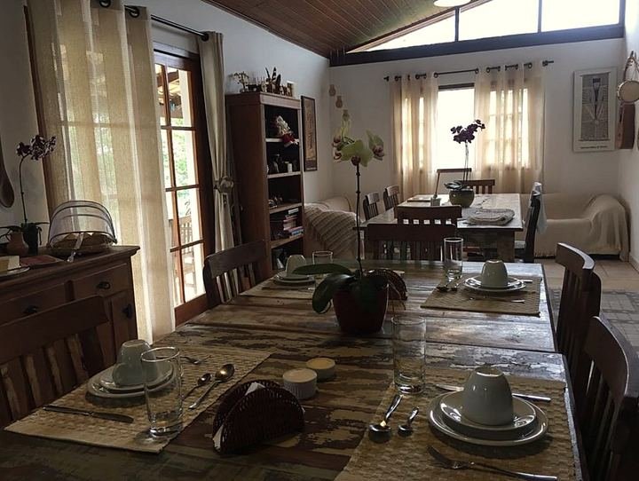 Sala de refeições da sede com mesa de madeira